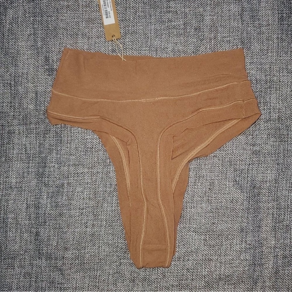 - NWT C3 SKIMS 3X Summer Mesh Thong OCHRE - Picture 3 of 4